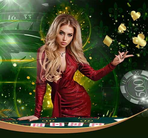 Eine Frau an einem Tisch mit Spielkarten und Spiel-Chips.
