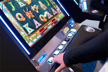 Hände bedienen Casino-Spielautomaten