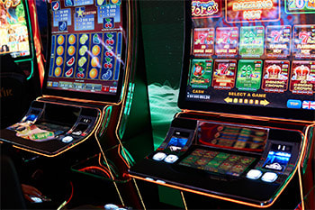 Zwei leuchtende Casino-Automaten