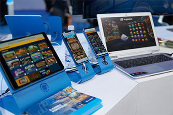 Mobile Casino-Geräte am Tisch