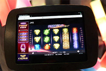 Tablet-Casino-Spiel mit Slot-Display