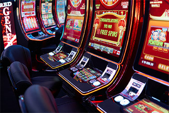 Reihe leuchtender Casino-Automaten