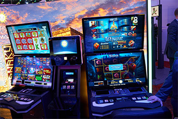 Diverse leuchtende Casino-Automaten