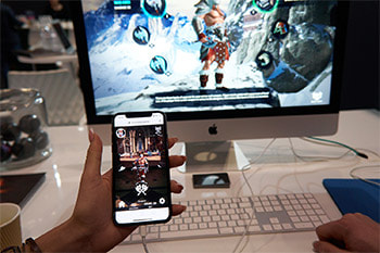 Smartphone vor Action-Spielbildschirm