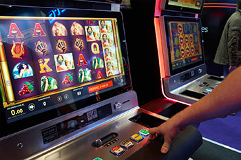 Casino-Slot mit diversen Symbolen