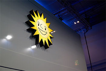 Sonne Logo an beleuchteter Wand