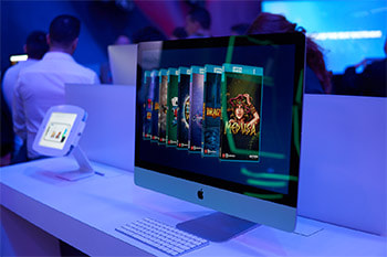 Spieler am Casino-Computerbildschirm