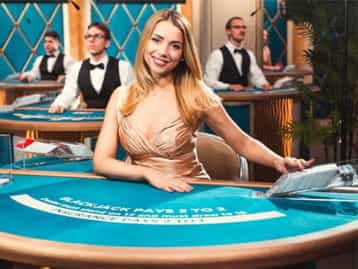 In the live casino, players can follow everything closely