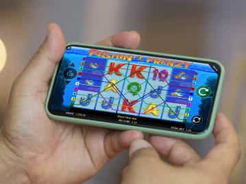 Ein Slot Spiel auf einem Smartphone.