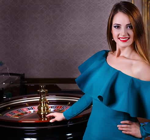 Eine Frau an einem Roulette Casino Tisch.