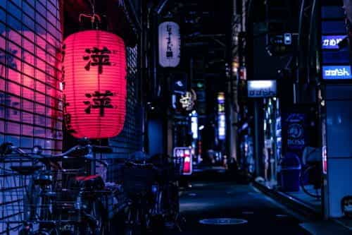 Lampe leuchtet in einer Seitenstraße einer japanischen Stadt.