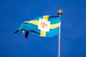 Schwedische Nationalflagge an einem Fahnenmast.