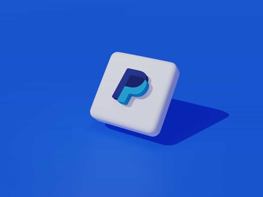 PayPal-Logo vor blauem Hintergrund.