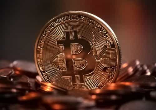 Bitcoin in Kupfer-Optik liegt auf zahlreichen Münzen.