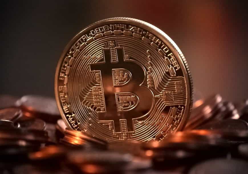Bitcoin dalam tampilan tembaga terletak pada banyak koin.