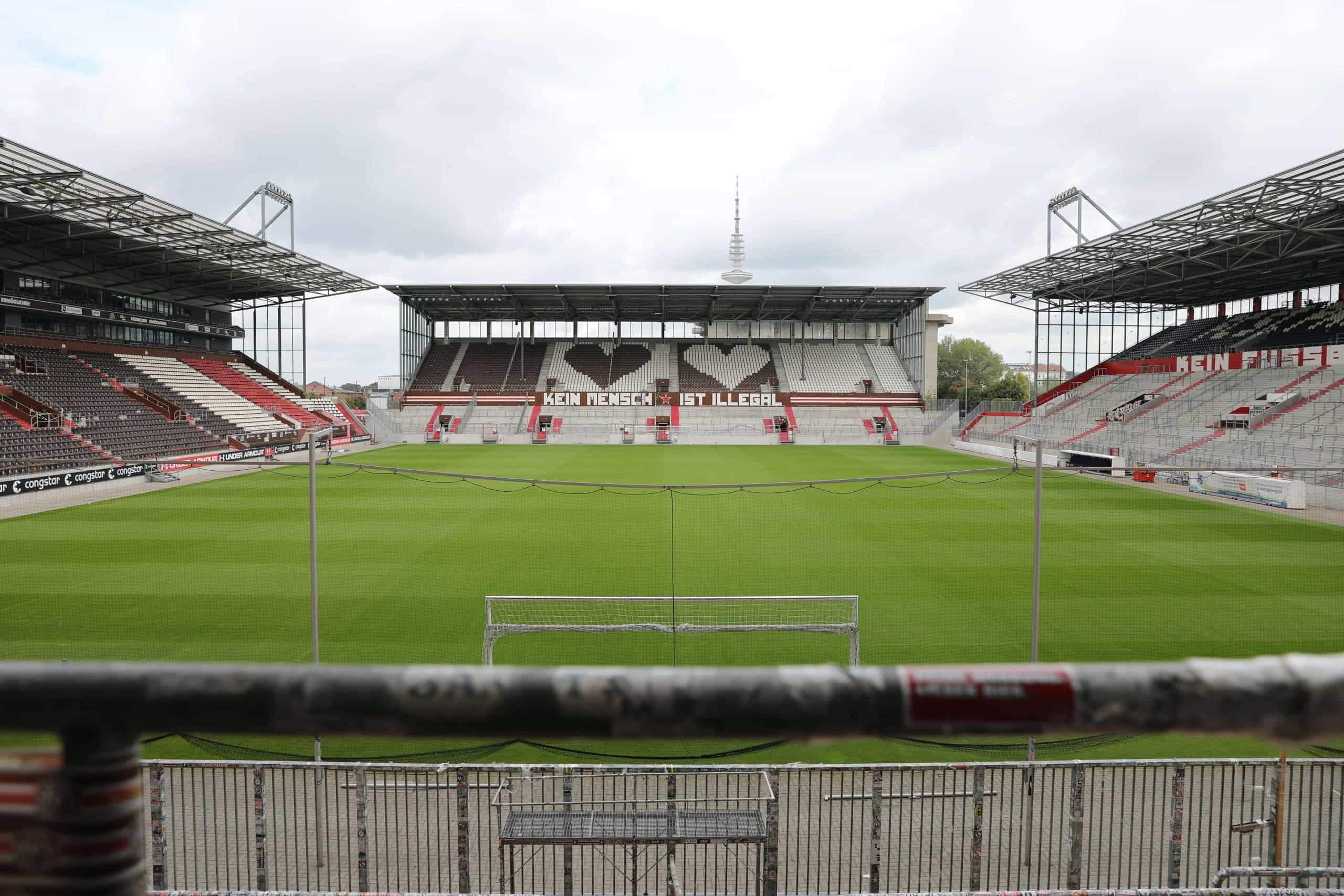 Panorama des Fußballstadions FC St. Pauli am Hamburger Millerntor am Tag und ohne Zuschauer.