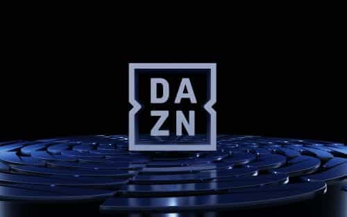 Das Logo des Sport-Streaming-Senders DAZN auf einem Podest vor dunklem Hintergrund.