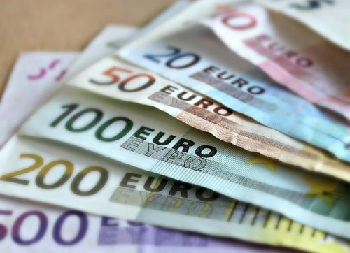 Euro Banknoten auf einem Tisch.