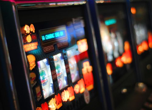 Eine Reihe Slot Automaten.