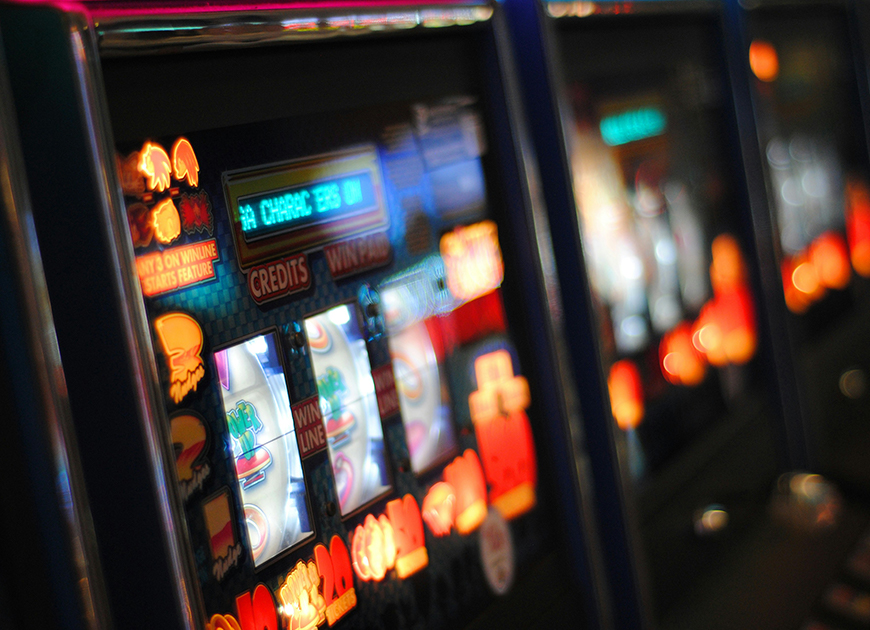 Eine Reihe Slot Automaten.