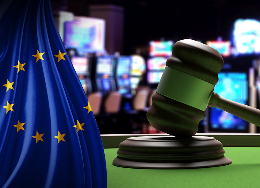 EU-Flagge neben einem Richter-Hammer und vor einem Spielautomaten.