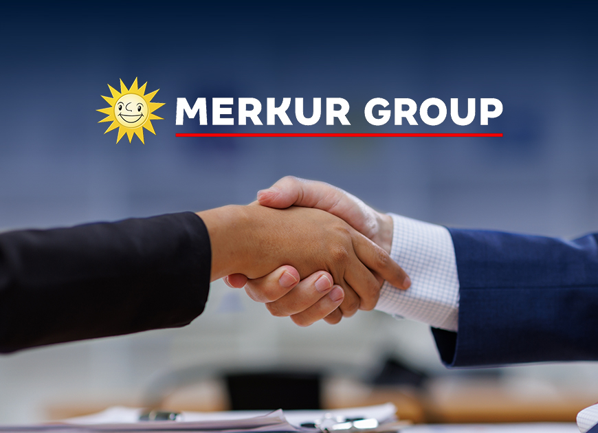 Zwei Personen geben sich an einem Schreibtisch die Hand.